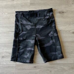 Athleta Ultimate Stash Pocket Camo 7” Short Sz XS
